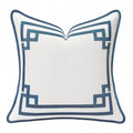 Cojín decorativo cuadrado 45 x 45 cm de tejido blanco y azul con ribete geométrico