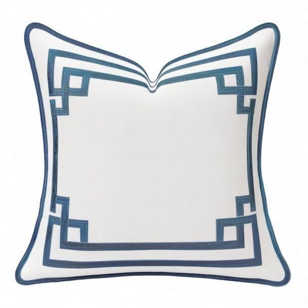 Cojín decorativo cuadrado 45 x 45 cm de tejido blanco y azul con ribete geométrico